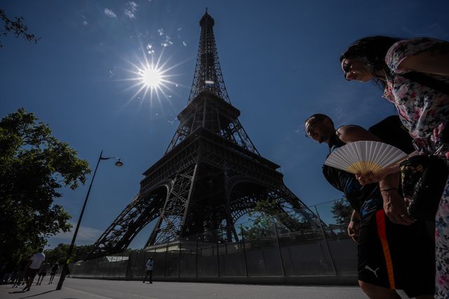 Francia atraviesa la tercera ola de calor desde que comenzaron a subir las temperaturas y la Torre Eiffel cierra sus puertas al público de forma anticipada durante este fin de semana.