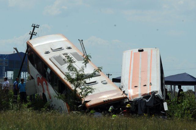 Los colectivos quedaron destrozados.