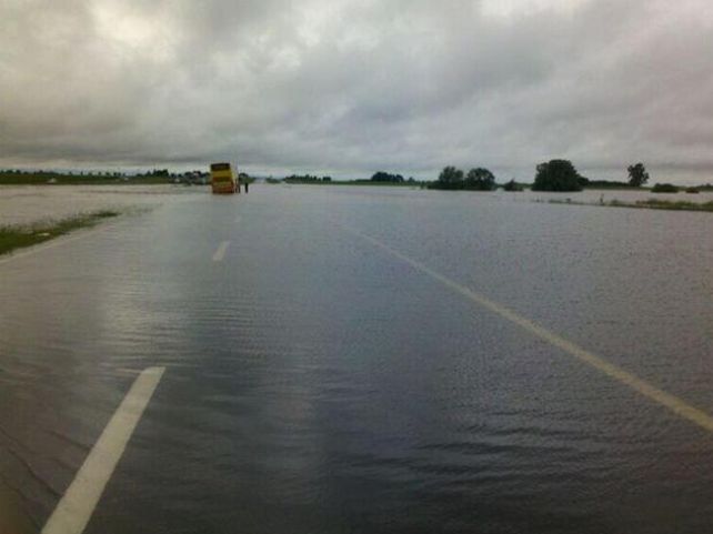 El desborde del río Areco provocó el corte total de la autopista Rosario-Buenos Aires.