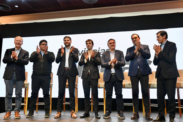 Pullaro con el resto de los gobernadores de Provincias Unidas 