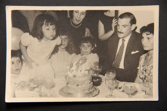 Laura soplando las velitas.