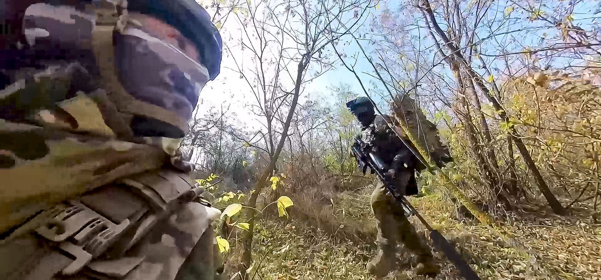 Francotiradores del ejército ruso caminan cambiando su posición mientras luchan con las fuerzas armadas ucranianas en un lugar no revelado en Ucrania, martes 26 de noviembre de 2024. (Servicio de Prensa del Ministerio de Defensa de Rusia vía AP). Francotiradores del ejército ruso caminan cambiando su posición mientras luchan con las fuerzas armadas ucranianas en un lugar no revelado en Ucrania, martes 26 de noviembre de 2024. (Servicio de Prensa del Ministerio de Defensa de Rusia vía AP).