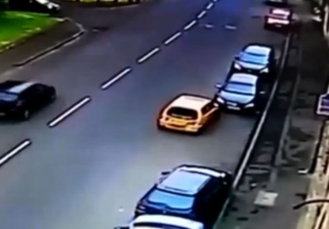 Una cámara captó la peor maniobra para estacionar del mundo