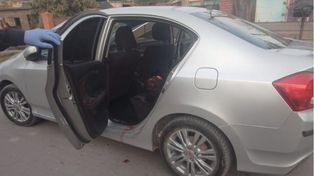 El auto en el que fueron hallados los cuerpos.