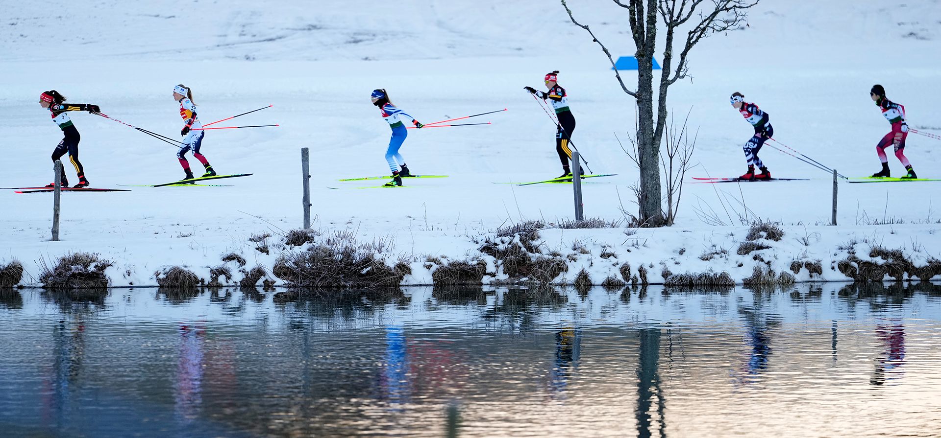 Nathalie Armbruster, de Alemania, a la izquierda, e Ida Marie Hagen, de Noruega, segunda desde la izquierda, compiten en la prueba femenina de 5 km con salida en masa individual en colina normal, durante la Copa del Mundo de Combinada Nórdica en Ramsau am Dachstein, Austria, el viernes 19 de diciembre de 2025. (Foto AP/Matthias Schrader) Nathalie Armbruster, de Alemania, a la izquierda, e Ida Marie Hagen, de Noruega, segunda desde la izquierda, compiten en la prueba femenina de 5 km con salida en masa individual en colina normal, durante la Copa del Mundo de Combinada Nórdica en Ramsau am Dachstein, Austria, el viernes 19 de diciembre de 2025. (Foto AP/Matthias Schrader)