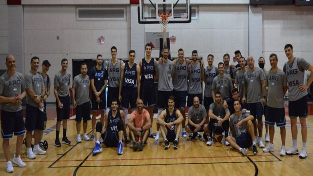 Manu Ginóbili se dio una vuelta por la concentración argentina en Las Vegas. (Foto: @cabboficial)