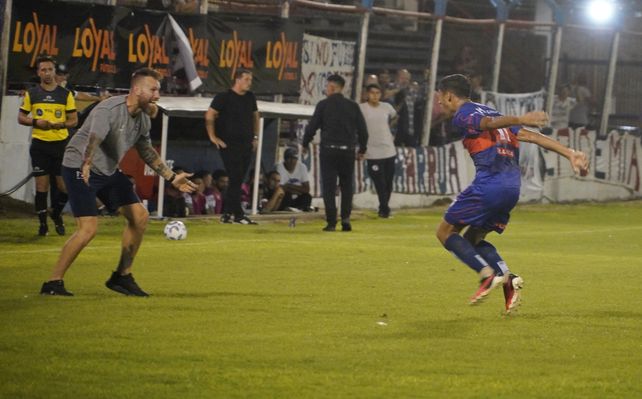 Patricio Madero festeja con un auxiliar el primer gol de Central Córdoba.