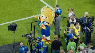 Un youtuber se coló en la apertura de la Eurocopa disfrazado de mascota