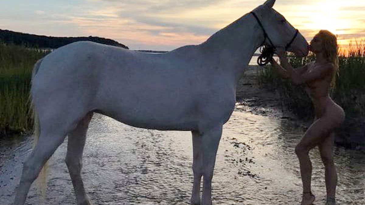 Vicky Xipolitakis, desnuda a caballo