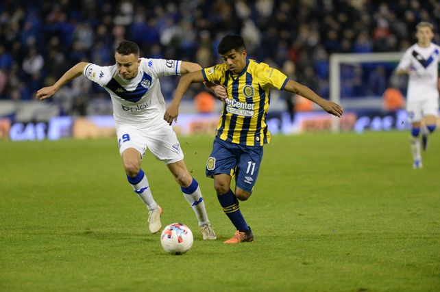 Pupi Ferreyra intenta progresar en medio de un ataque de Central en la derrota ante Vélez.