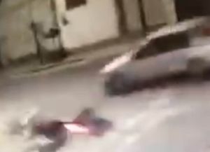 Atropelló a un motociclista, escapó sin darle asistencia y fue detenido por la policía