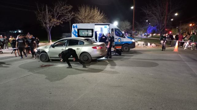 Personal policial revisa el interior del Renault Fluence atacado a balazos en avenida Peñaloza y French