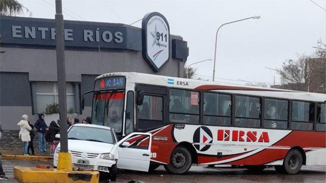El accidente ocurrió este viernes y generó un caos vehicular en avenida Ramírez de Paraná. Una mujer que viajaba como acompañante