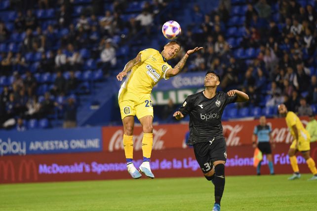 Se ayudó con la mano. Candia trata de dominar la pelota como puede ante Damián Fernández. El punta que reemplazó a Veliz jugó muy solo.