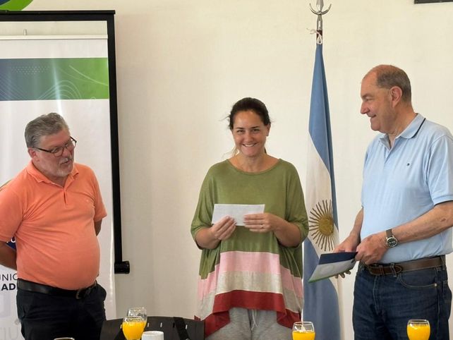 El Ejecutivo de Granadero Baigorria entregó fondos a las escuelas de la ciudad