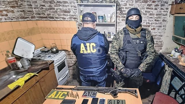 Cayeron presos dos menores con drogas, dinero, balas y un fusil de asalto de guerra FAL