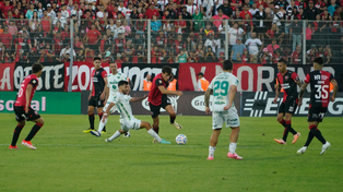 Tomás Pérez intenta superar a Gudiño en el empate entre Newell’s y Sarmiento. El cinco no jugó bien, pero hasta ahora lo suyo es rescatable.