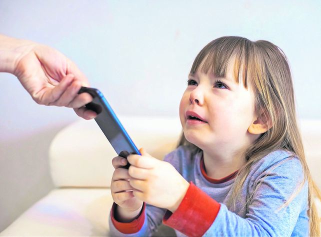 Los niños que usan el smartphone empiezan a hablar más tarde