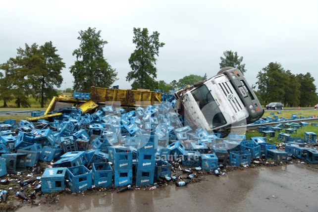 Volcó un camión, frente al hotel Colón,  en la Aut. Santa Fe - Rosario