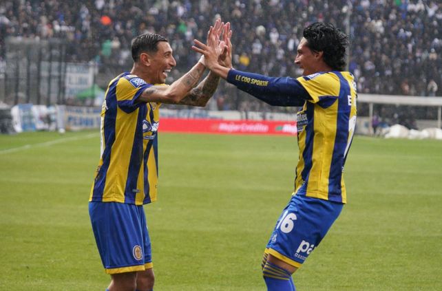 En La Plata, Fideo envió el córner en el que Enzo Giménez impactó de cabeza y convirtió.