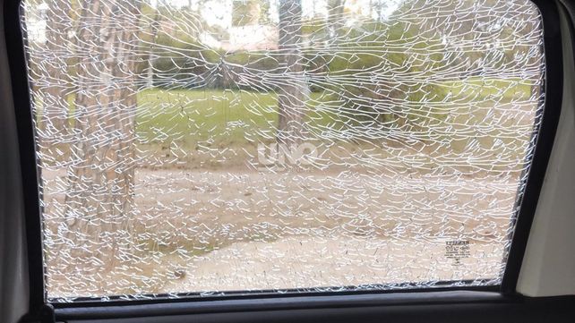Un piedrazo le rompió el vidrio del auto