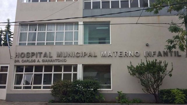 Una chica de 18 años dio a luz en su casa, tiró a su beba por la ventana y la mató