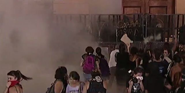 Disturbios frente a la Catedral porteña.
