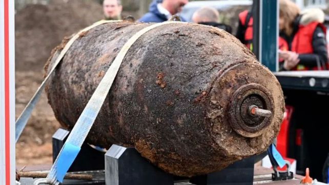 La pesada bomba encontrada por obreros de la construcción.
