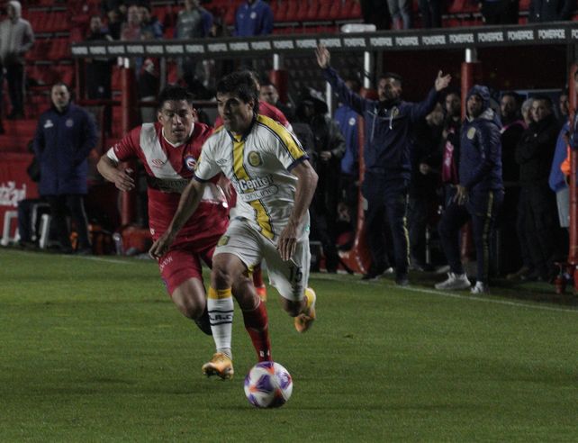 Ojos bien abiertos. Malcorra fue una preocupación constante para la defensa del bicho.