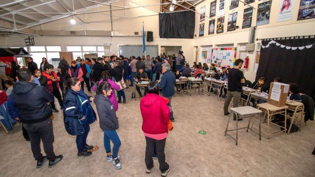 Ya votó el 42% del padrón en Tierra del Fuego y hay colas en la mayoría de las mesas. Mucha lentitud en el proceso por la gran cantidad de boletas