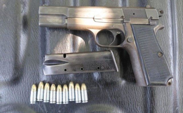 Los adolescentes detenidos tenían una pistola 9 milímetros.