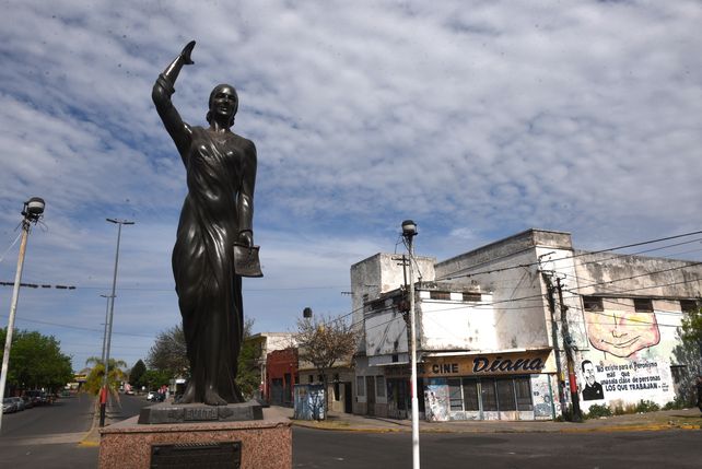 La sala del cine Diana va a cumplir cinco años cerrada y la esquina de avenida del Rosario y Lituania dejó de ser un punto de encuentro para la vida social del barrio. 