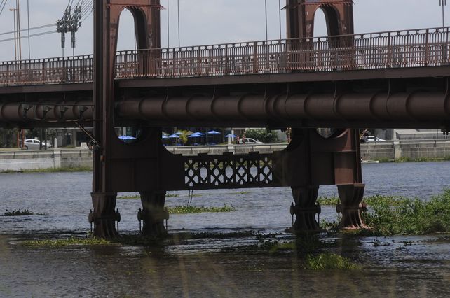 El agua ya tapó los pilotes del Puente Colgante en la Setúbal