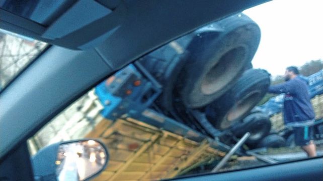El accidente ocurrió en ruta 12 a la altura del kilómetro 584. El camión provenía de Chaco y tenía como destino Hernandarias