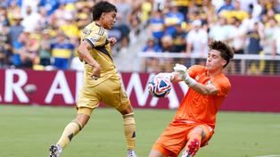 El arquero de Auckland City se anticipa antes de que llegue el delantero de Boca Exequiel Zeballos.