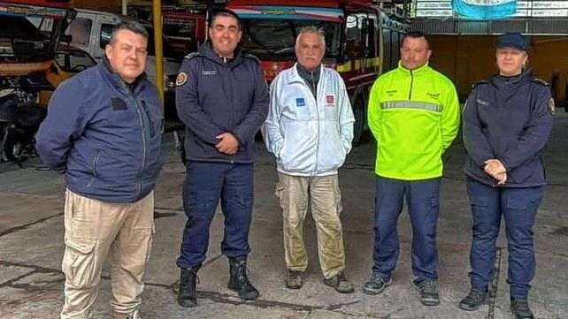 Autoridades de Bomberos Voluntarios junto a sus pares de la Policía.