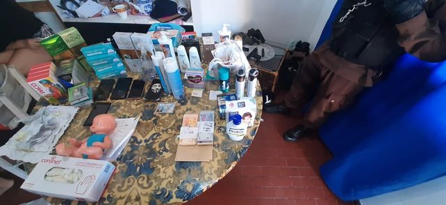 Cae banda integrada por policías que robaban en una cadena de farmacias