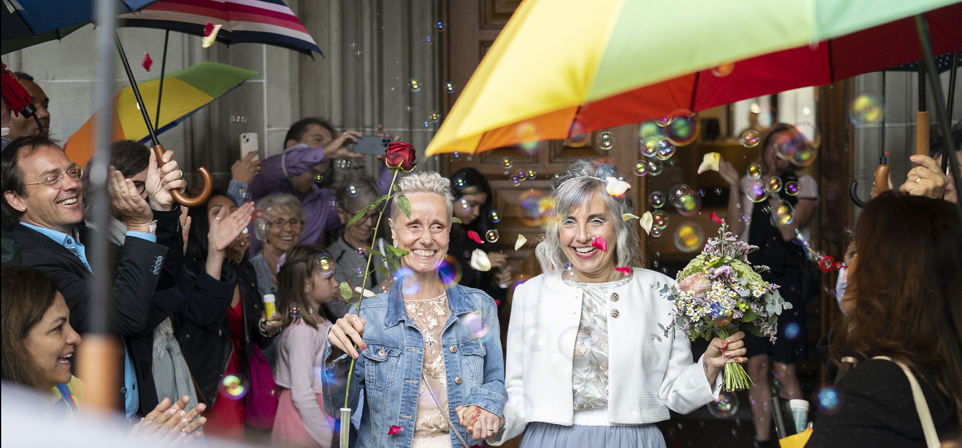 Annett Babinsky y Laura Suárez celebran su matrimonio en la oficina de registro