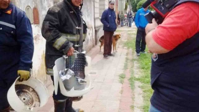 Jugando a las escondidas, una nena de dos años quedó atrapada en un secarropas