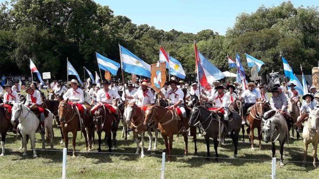 Además de desfile de agrupaciones tradicionalistas
