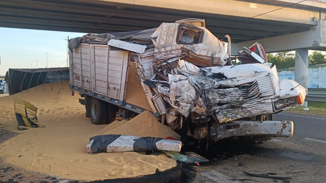 Fuerte choque de un camión contra un ómnibus en autopista a Buenos Aires y Circunvalación