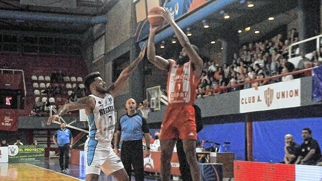 Unión perdió en suplementario con Regatas Corrientes y quedó penúltimo en la Liga Nacional.