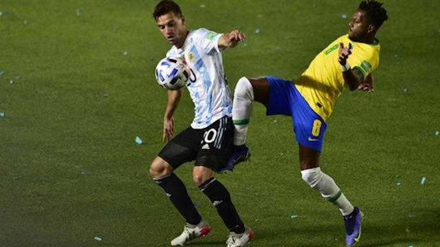 Fred marca con todo ante el rosarino Gio Lo Celso.