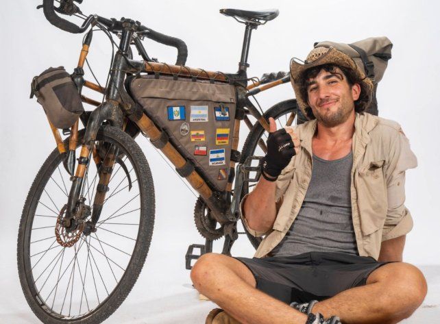 Fede Farrell junto a bambucleta