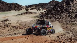 El Taurus del pampeano David Zille, rumbo a la victoria en el primer parcial del Dakar tras atravesar todas las piedras de Arabia Saudita.