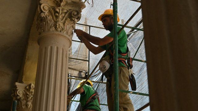 La Municipalidad de Paraná recupera el Palacio con personal formado en técnicas de restauración.
