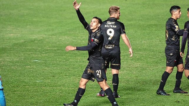 Eric Meza festeja el gol que le dio el triunfo a Colón.