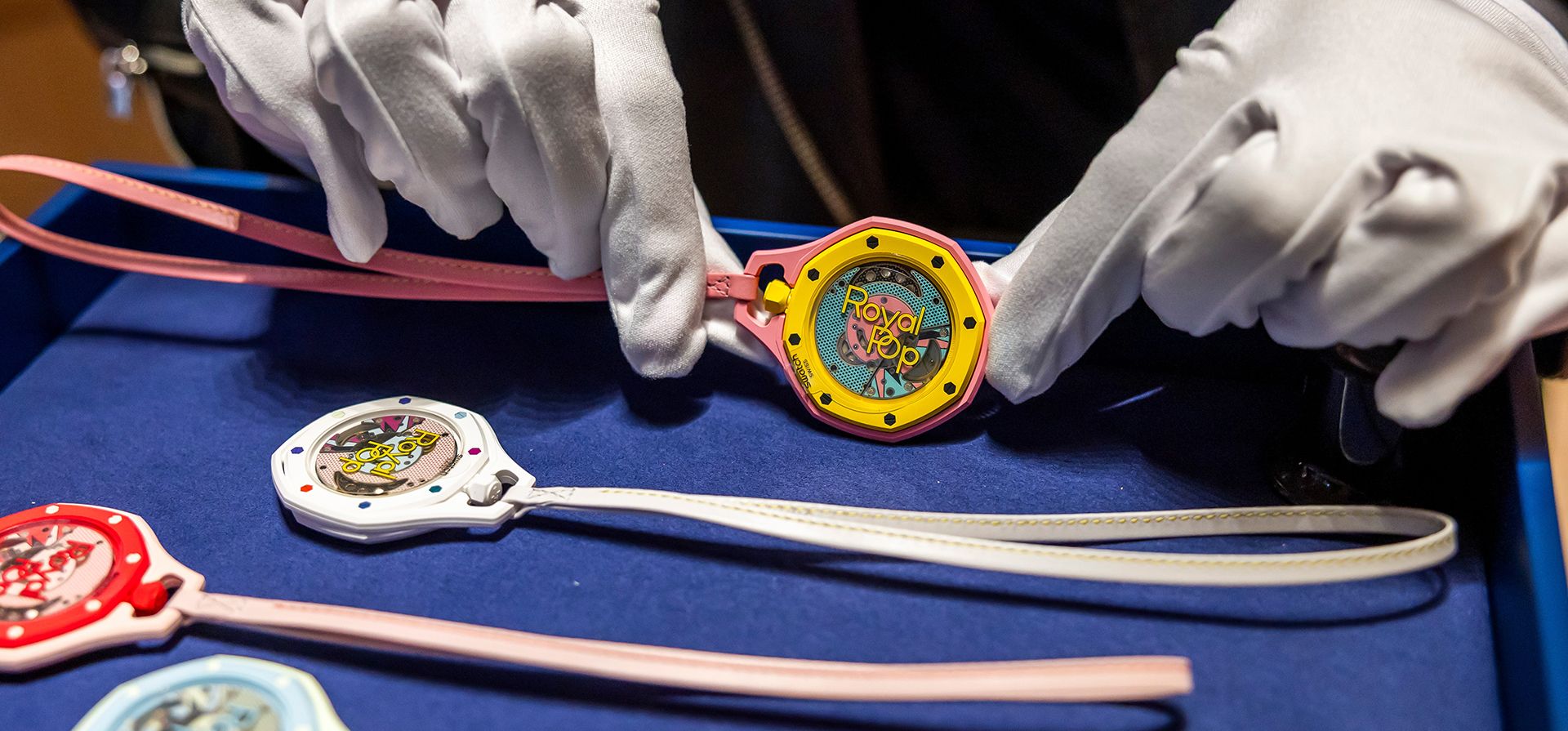 Una vendedora muestra el nuevo reloj Royal Pop de Swatch y Audemars Piguet en Ginebra, Suiza, el sábado 16 de mayo de 2026. (Salvatore Di Nolfi/Keystone vía AP) Una vendedora muestra el nuevo reloj Royal Pop de Swatch y Audemars Piguet en Ginebra, Suiza, el sábado 16 de mayo de 2026. (Salvatore Di Nolfi/Keystone vía AP)