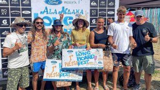 Los cuatro ganadores del Ala Moana Longboard Fest con Aguerre, Andy y el presidente de Ford.