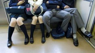 Instan a los hombres a no sentarse con las piernas abiertas en los colectivos